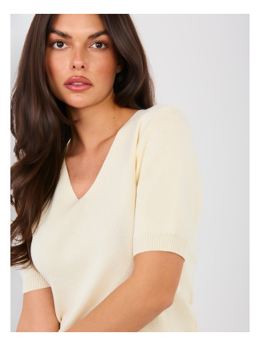Светлобежов пуловер с V-образно деколте
