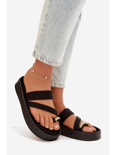 Дамски сандали на платформа с каишки и златист детайл