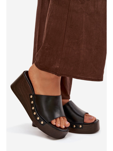 Дамски сандали на платформа с декоративни шипове