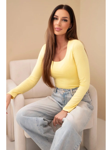 Жълта блуза с квадратно деколте