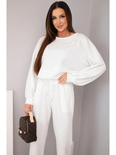 Kesi Włoski Women's set butter sweatshirt with a brooch and straight-leg pants ecru
