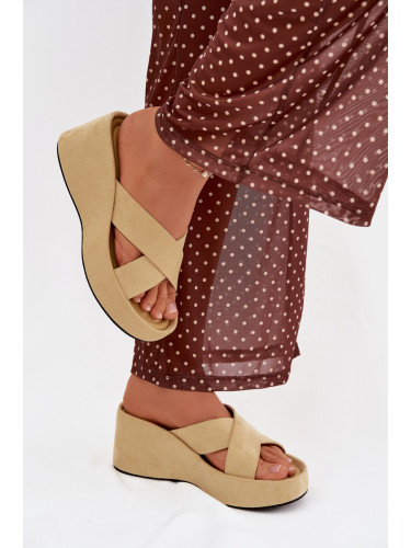 Дамски чехли на платформа, изработени от еко велур