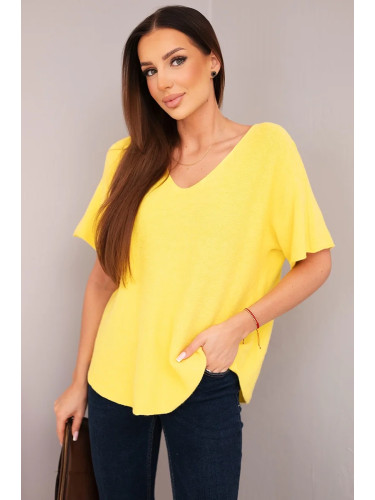 Жълт пуловер с къс ръкав и V-образно деколте