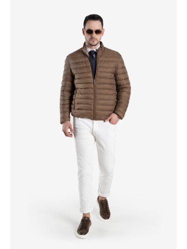 Яке светло кафяв