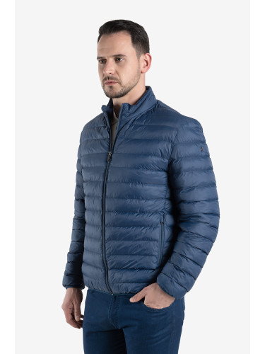 Яке светло син