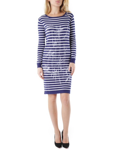 Раирана рокля на Оливия Хопс