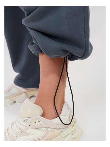 Дамски спортни панталони в графитен цвят