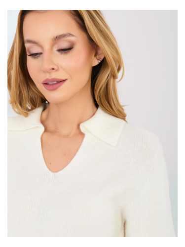 Екрю пуловер с яка
