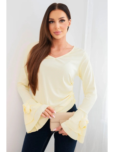 Жълта блуза с V-образно деколте и волани на ръкавите