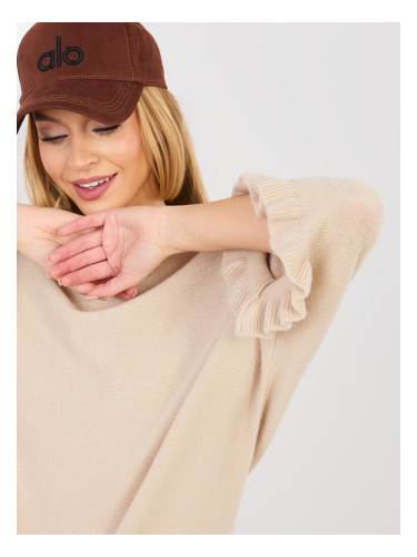 Бежов пуловер с волани на ръкави