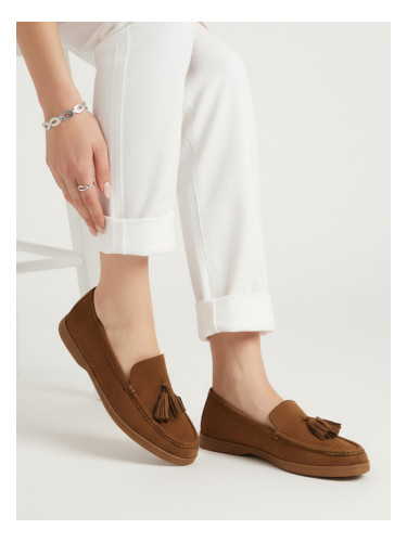 Кафяви мокасини с декоративни пискюли