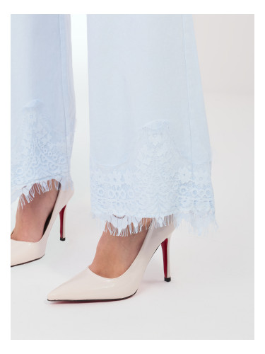 Светлосини прави дънки с дантела