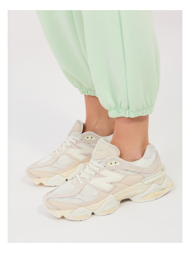 Светлозелени спортни панталони