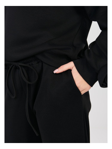 Черен анцуг