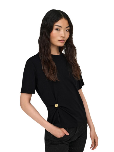 Само черна тениска с къс ръкав