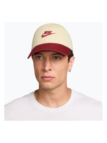 Шапка с козирка Nike Club Unstructured Futura Wash light khaki/team crimson/team crimson