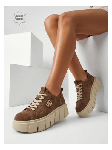 Дамски спортни маратонки, изработени от еко велур