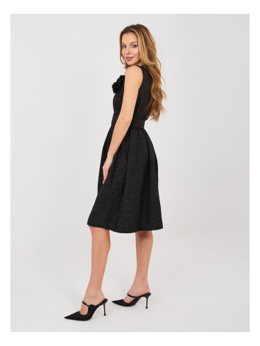 Черна коктейлна рокля с флорална брошка