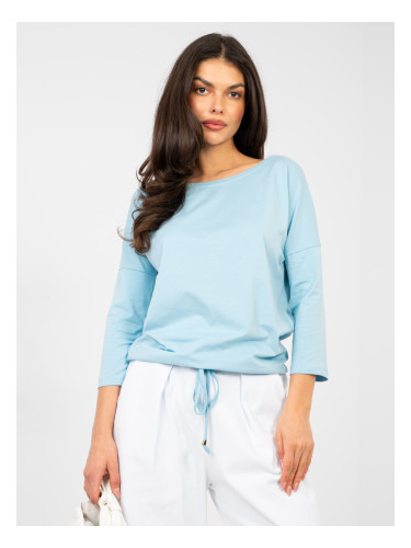 Пастелно синя блуза с деколте тип „лодка“