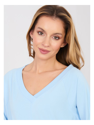 Пастелно синя рокля от трико с V-образно деколте