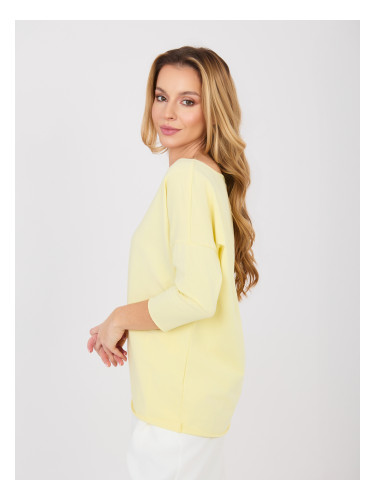 Пастелно жълта блуза с деколте тип „лодка“