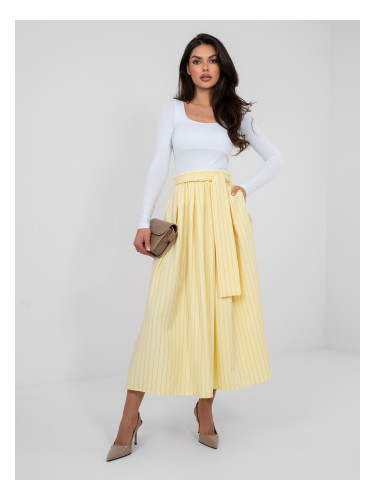 Пастелно жълта разкроена пола с райета