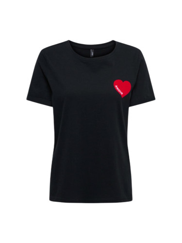 Черна тениска с червено сърце