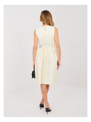 Масленожълта рокля от текстурирана материя