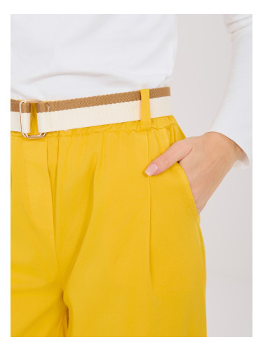 Жълти панталони с колан