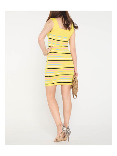 Жълта плетена рокля с раирани презрамки