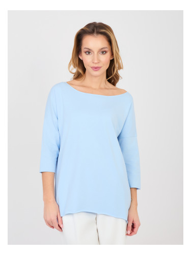 Светлосиня блуза с деколте тип „лодка“