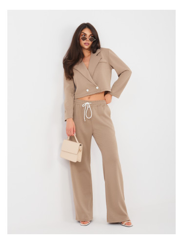 Двуредно закопчаващ се бежов костюм