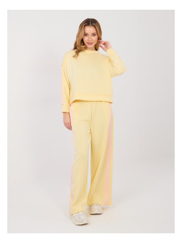 Жълти панталони с розови райета