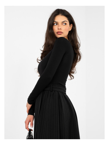 Черна вталена блуза с обикновена прическа