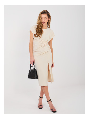 Бежова миди рокля с цепка