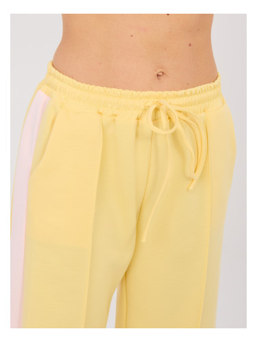 Жълт анцуг с розови сърца