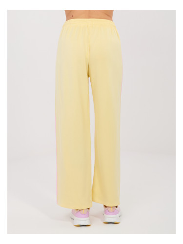 Пастелно жълт тоалет