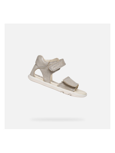 Бежови сандали за момичета с боси крака Geox Steppieup