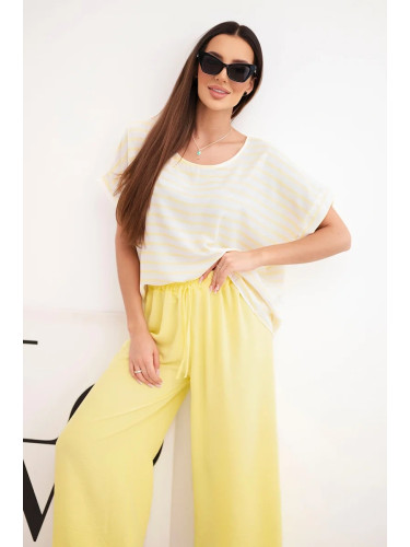 Дамски комплект от вискоза с раирана блуза и широк панталон