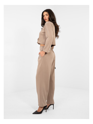 Тъмно бежов комплект, изработен от мек материал