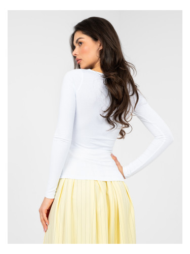 Обикновена бяла блуза с деколте