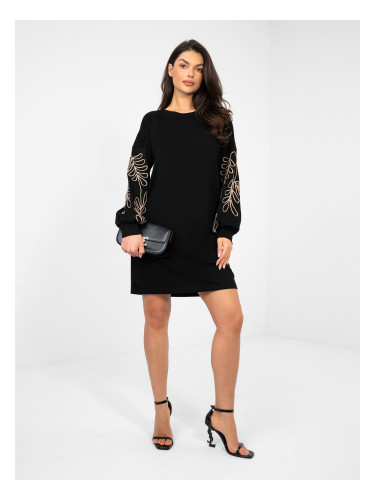 Черна рокля с джобове и суитчър