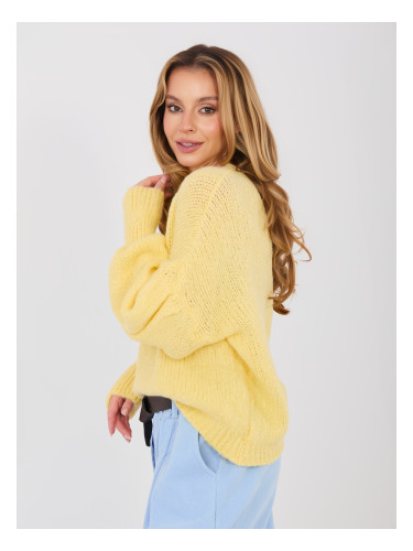 Светложълт пуловер