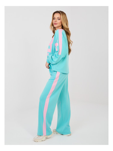 Тюркоазен ансамбъл с контрастни букви