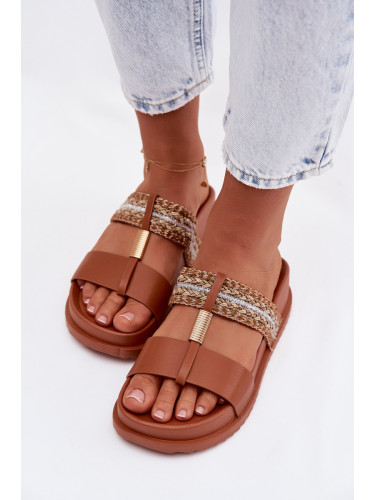 Дамски сандали на платформа с каишки и златни детайли