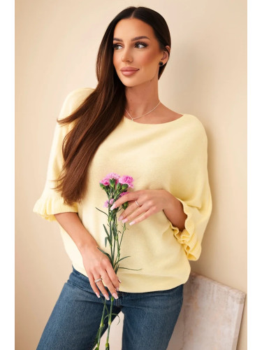 Жълт дамски пуловер с ръкави тип „прилеп“