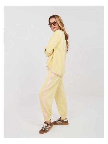 Пастелно жълт тоалет с голям суитшърт