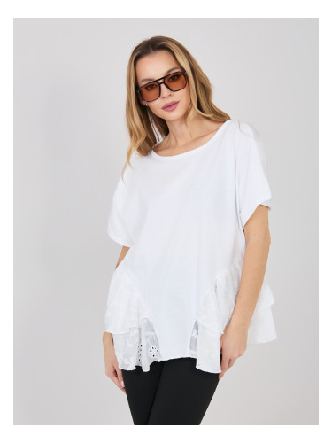 Бяла разкроена блуза с декоративна бродерия