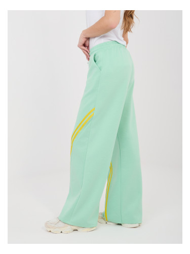 Долнище на анцуг в ментов цвят с райета