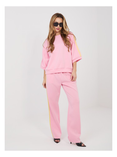 Розов дамски комплект, изработен от мек материал